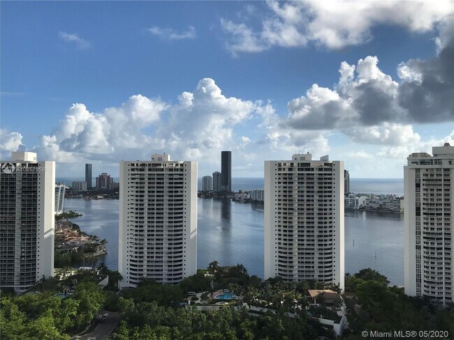 Building Photo - 2000 Island Blvd