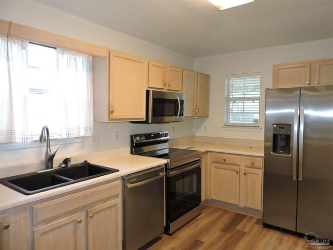Building Photo - 2320 Trailwood Dr