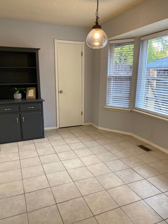 Foto del edificio - 2805 Summerfield Dr