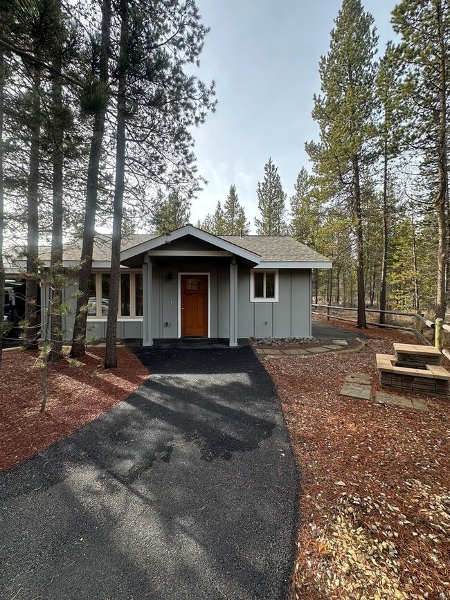 Building Photo - Like new one bedroom home on almost an acre!  A must see!