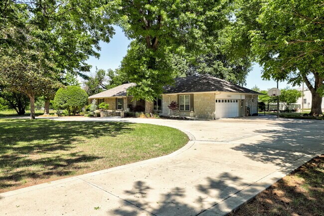 Foto del edificio - 1501 E Cedar Lane Rd