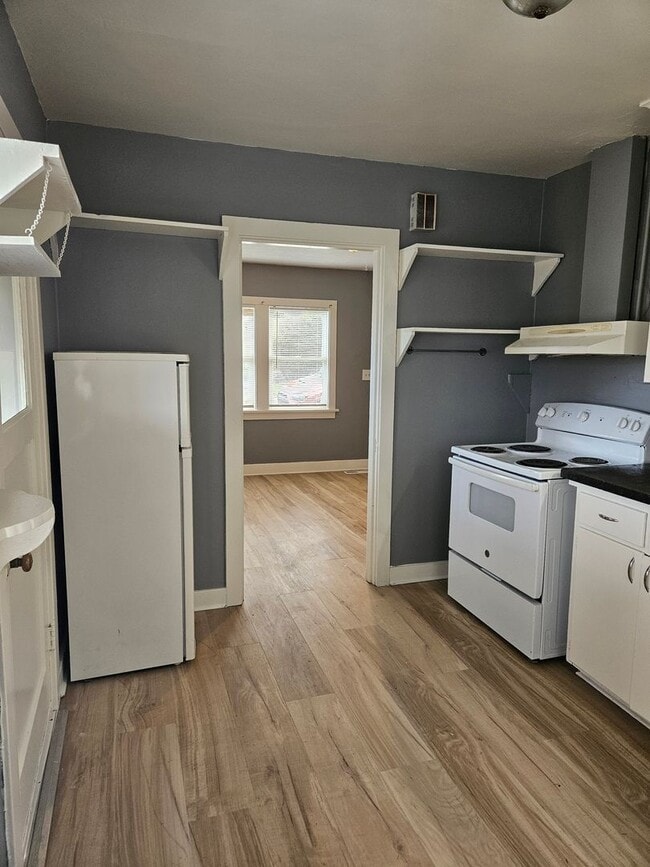 Building Photo - Quaint2 Bedroom House For Rent!