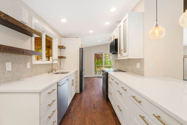 Foto del edificio - Completely Remodeled Kenmore Home with Two...