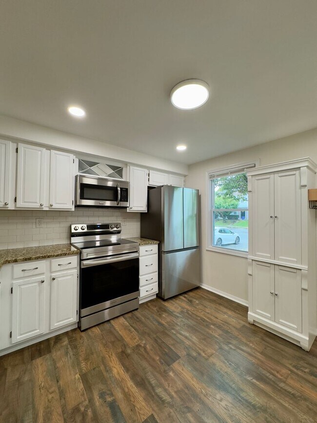 Foto del edificio - Charming 2 Bedroom/1.5 Bathroom End-Row Townhome in White Marsh, MD!