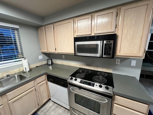 Building Photo - 639 N Riverpoint Blvd