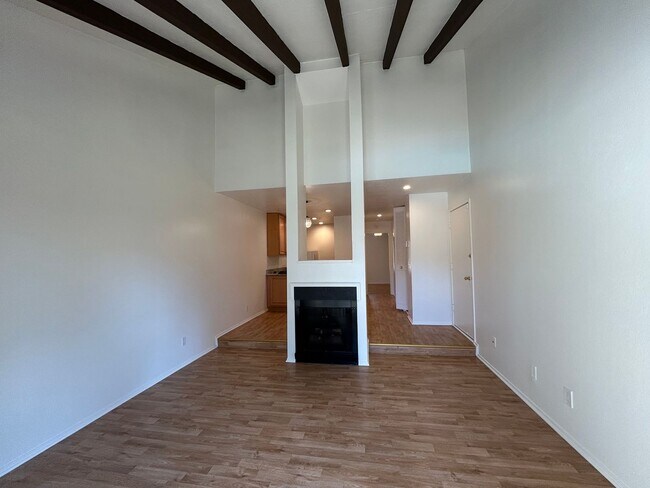 Foto del edificio - Bright & Updated 1BR Condo in Prime Walnut Creek Location – Vaulted Ceilings & Pool Access!
