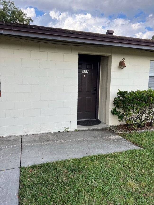 Photo - Cozy 2-Bedroom Duplex in Longwood – Availa... House