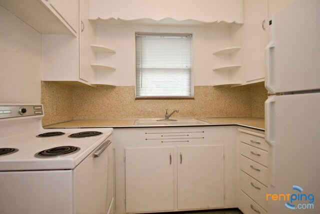 Foto del edificio - 2 Bed 1 Bath Apartment Wood Floors