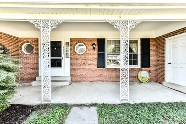Foto del edificio - Spacious 4 Bed 2/2 Bath Home with Park-Lik...