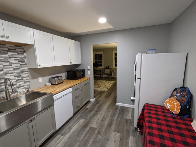 Foto del edificio - 215 Northern Pines Rd