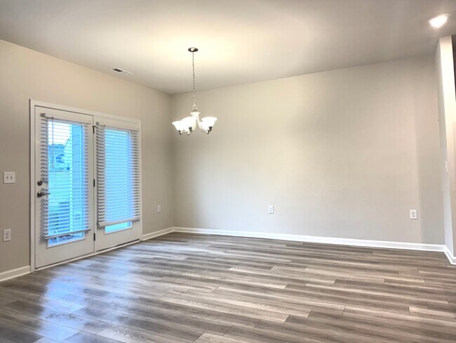 Building Photo - 3 Bedroom Townhome with Garage for Rent