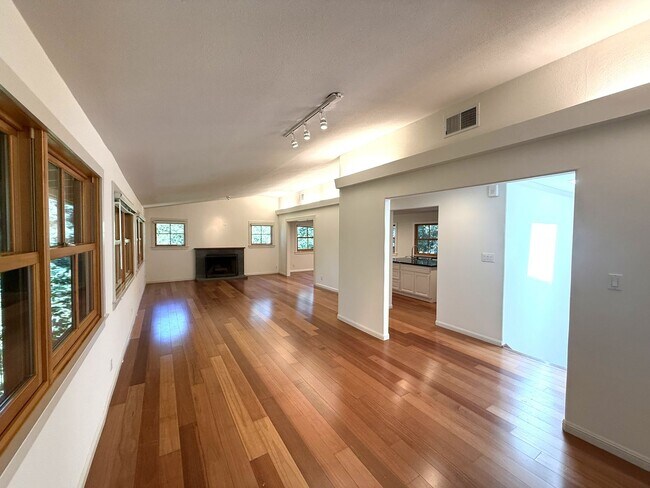 Foto del edificio - CRAFTSMAN 5BD / 3.5BA HOME ON DESIRABLE CU...