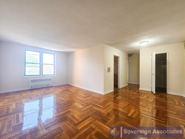 Foto del edificio - 525-527 Riverdale Avenue