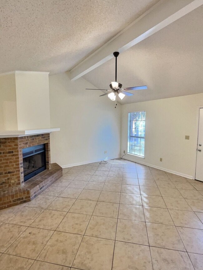 Building Photo - 3 BD 2 BA Home in the Ocean Springs School District