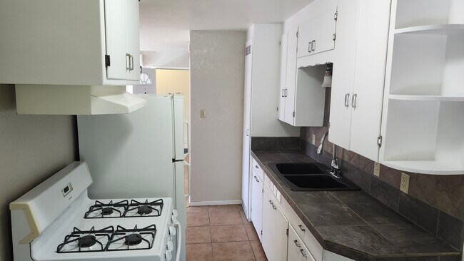 Foto del edificio - 225 N Cloverdale Blvd