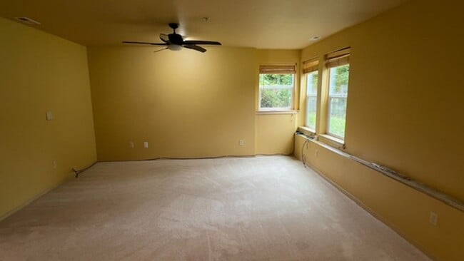 Building Photo - Beautiful 2 Bed 1 Bath MIL Unit near Cedar...