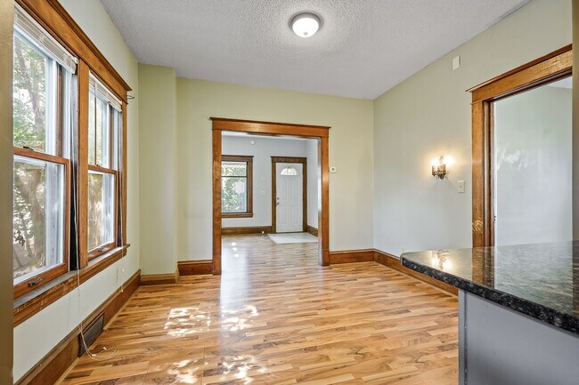 Foto del edificio - Incredible 5BD/2BA HGTV Remodeled Home near U of M & Dinky Town! Avail. 9/1/26!