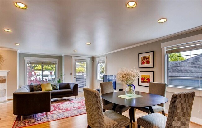 Foto del edificio - Beautiful Top of Queen Anne Townhome - 3 Beds / 2.5 Baths