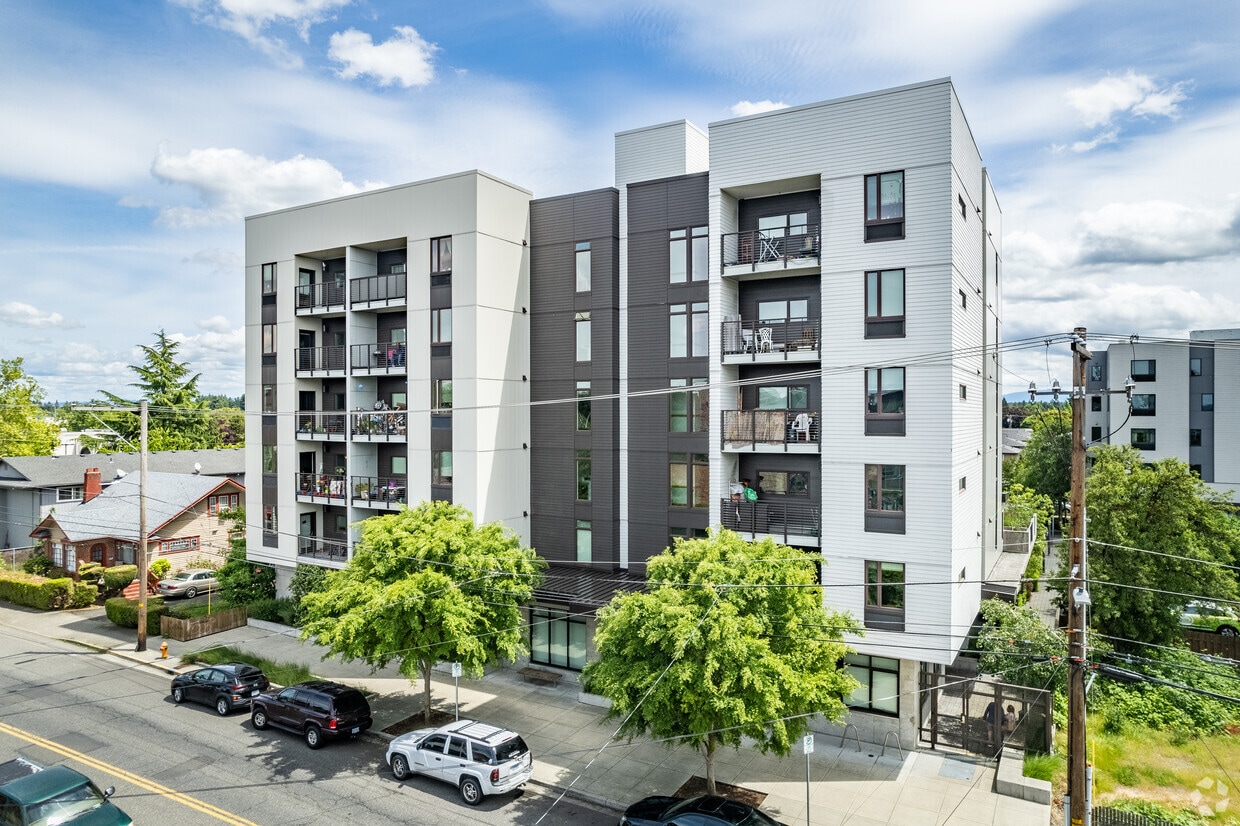Primary Photo - Gilman Court