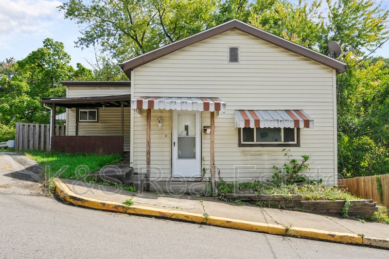 219 Brinton Ave, Pitcairn, PA 15140 Condo for Rent in Pitcairn, PA
