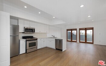Building Photo - 930 S Robertson Blvd