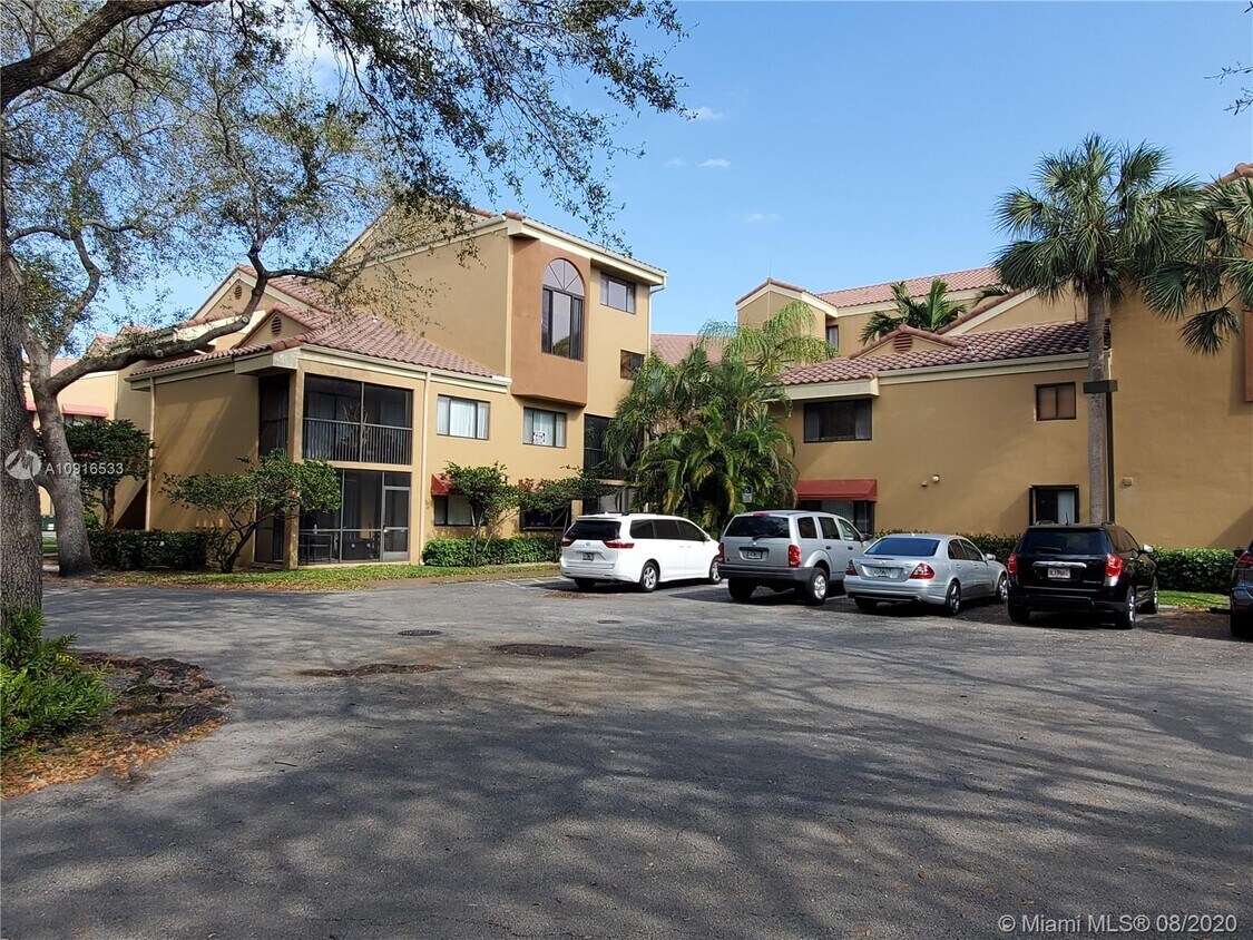 15555 N Miami Lakeway Unit 10218, Miami Lakes, FL 33014 Condo for