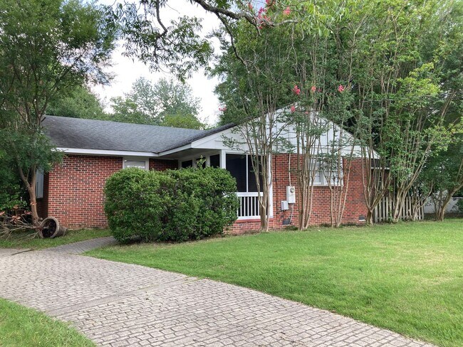 Building Photo - 403 E Samford Ave