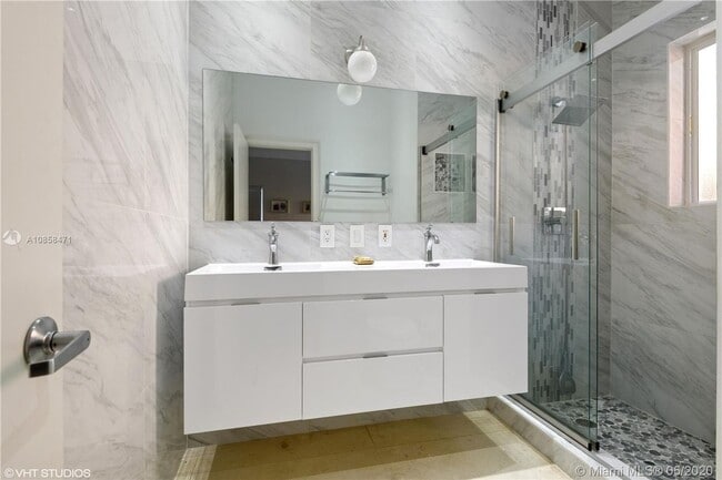 Building Photo - Beautiful home in Miami Beach