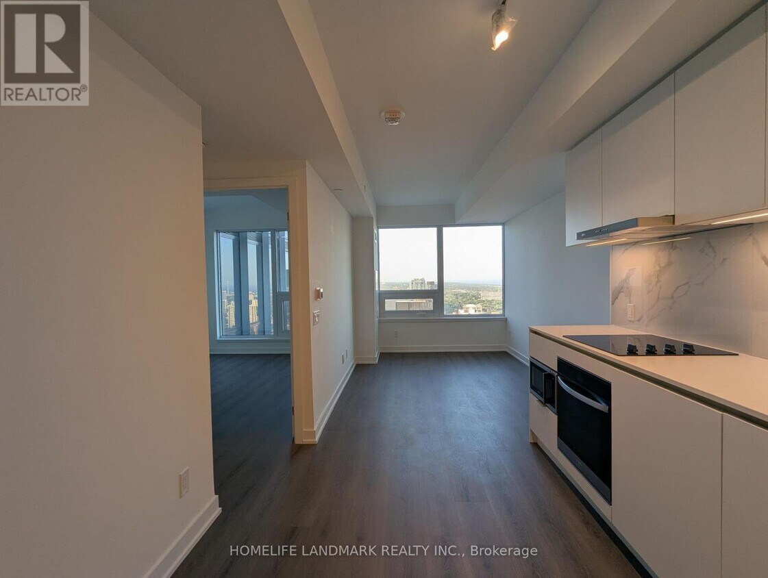 Photo principale - 8-4908 Wellesley St W