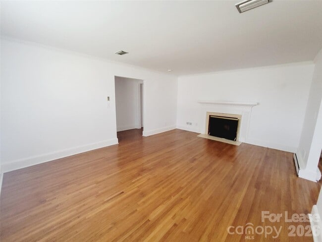 Foto del edificio - 1348 E Woodlawn Rd