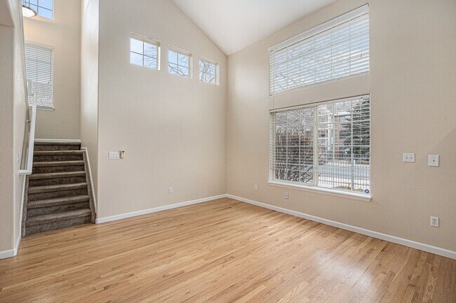 Foto del edificio - Bright & Spacious End-Unit Townhome with High Ceilings, Fireplace and over 1500 sqft of Living Sp...