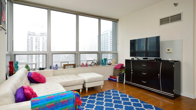 Foto del edificio - 330 W Grand Ave