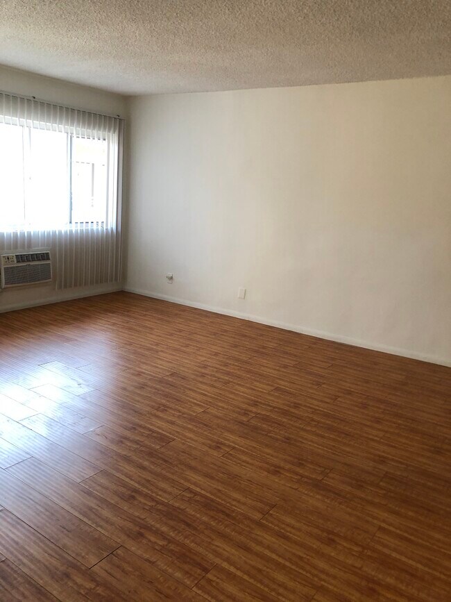 Building Photo - 1224 N Orange Dr