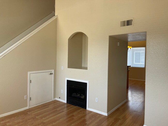 Building Photo - 2nd floor - 2 bed 2 bath with loft in Aurora!