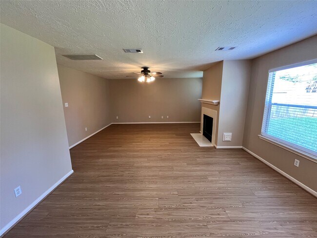 Foto del edificio - 16118 Cypress Valley Dr