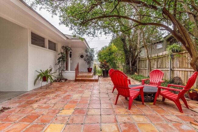 Building Photo - SECLUDED 3-BEDROOM IN TERRELL HILLS