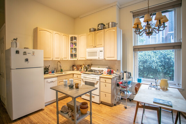 L shaped Kitchen w/quartz tops - 2013 Locust St