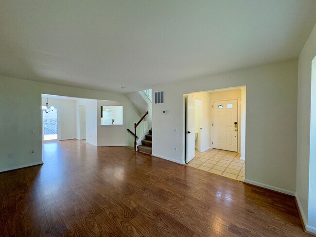 Building Photo - Charming 3 Bedroom/2.5 Bathroom Home in Ow...
