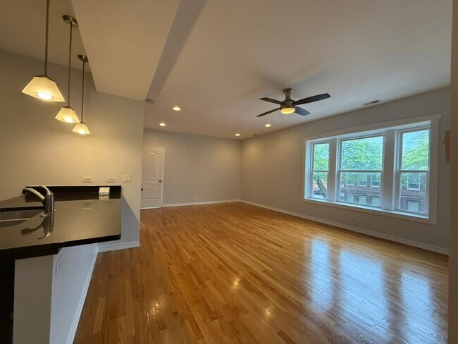 Foto del edificio - 2648 N Kildare Ave