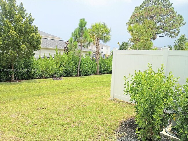 Building Photo - 329 SE Crossoak Ln