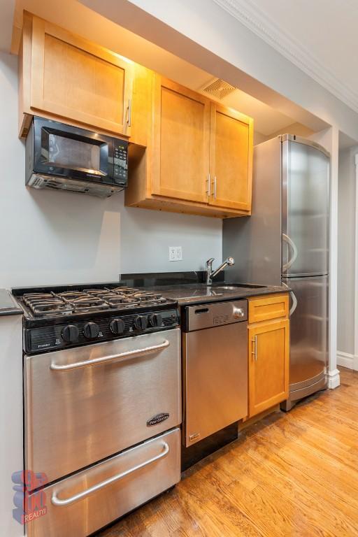 Foto del edificio - 410 E 13th St