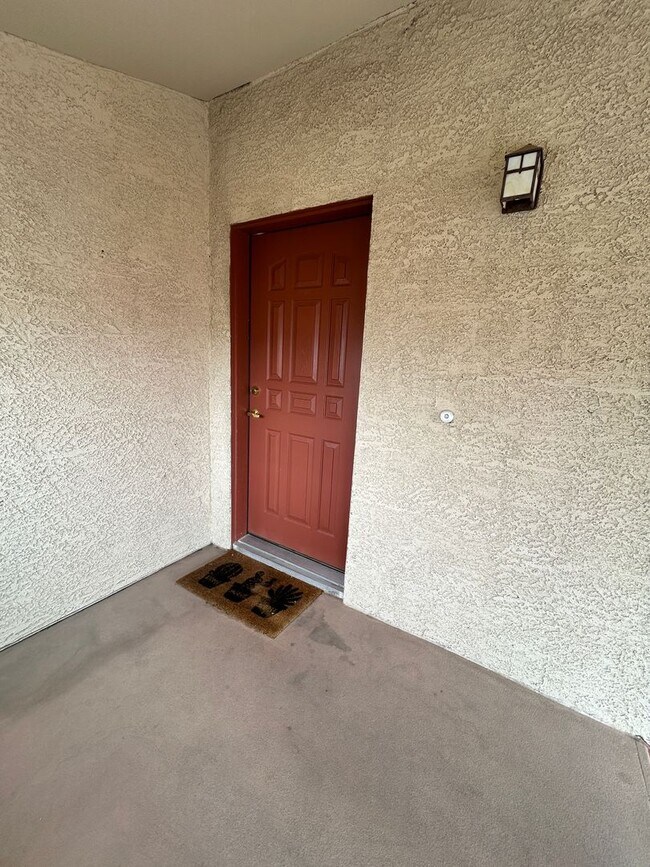 Foto del edificio - Gated Community Condo!
