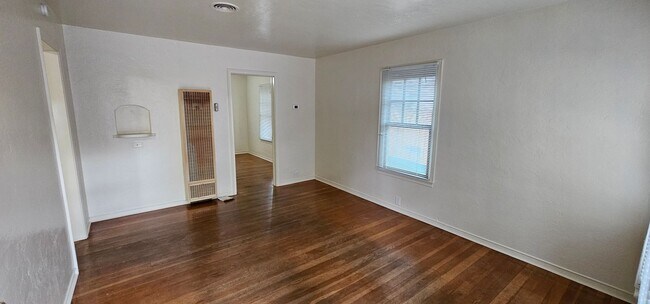 Building Photo - 1 Bedroom 1 bath Cottage home For Rent, Ol...