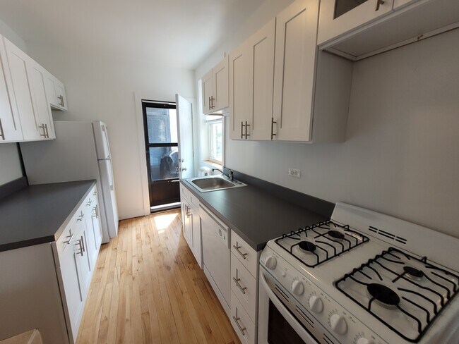 Building Photo - 1463 W Summerdale Ave