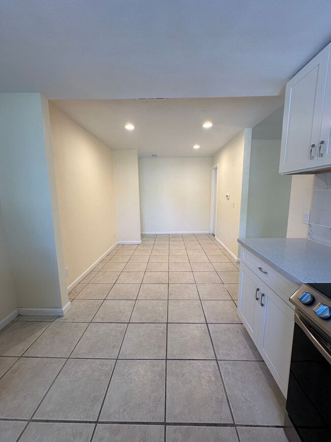 Building Photo - LOCATION, LOCATION 3bedrooms and 2 baths G...