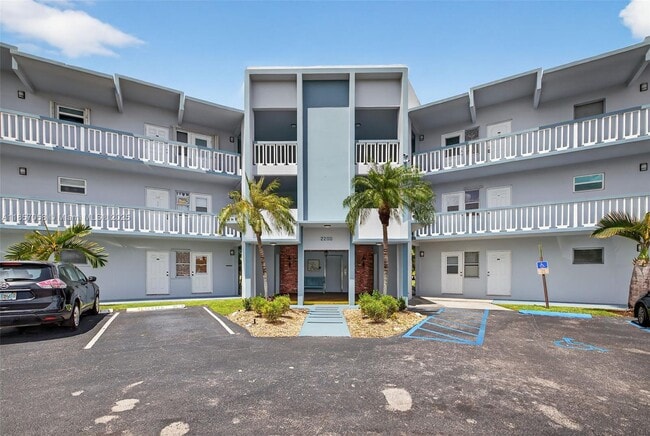 Building Photo - 2200 Park Ln