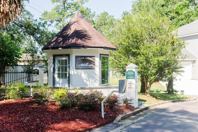Building Photo - Available 08/20!  3 Level home 3 BD/ 2.5 BTH