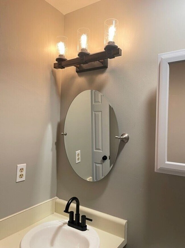 Building Photo - Available NOW – Renovated 3 Bedroom, 2 Bat...