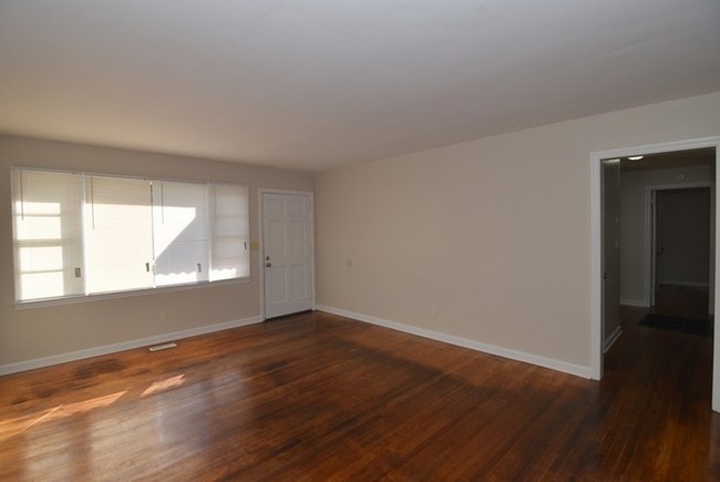 Building Photo - 3 Bedroom House w/ Bonus Room & Fenced Yard