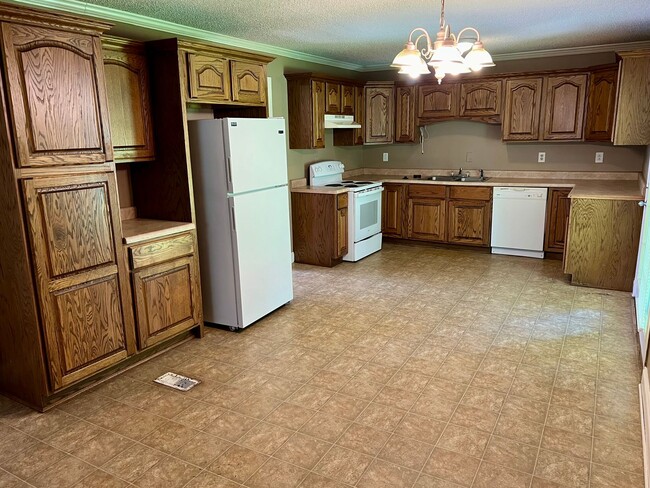 Building Photo - For Rent - 3 Bedroom 1 Bath